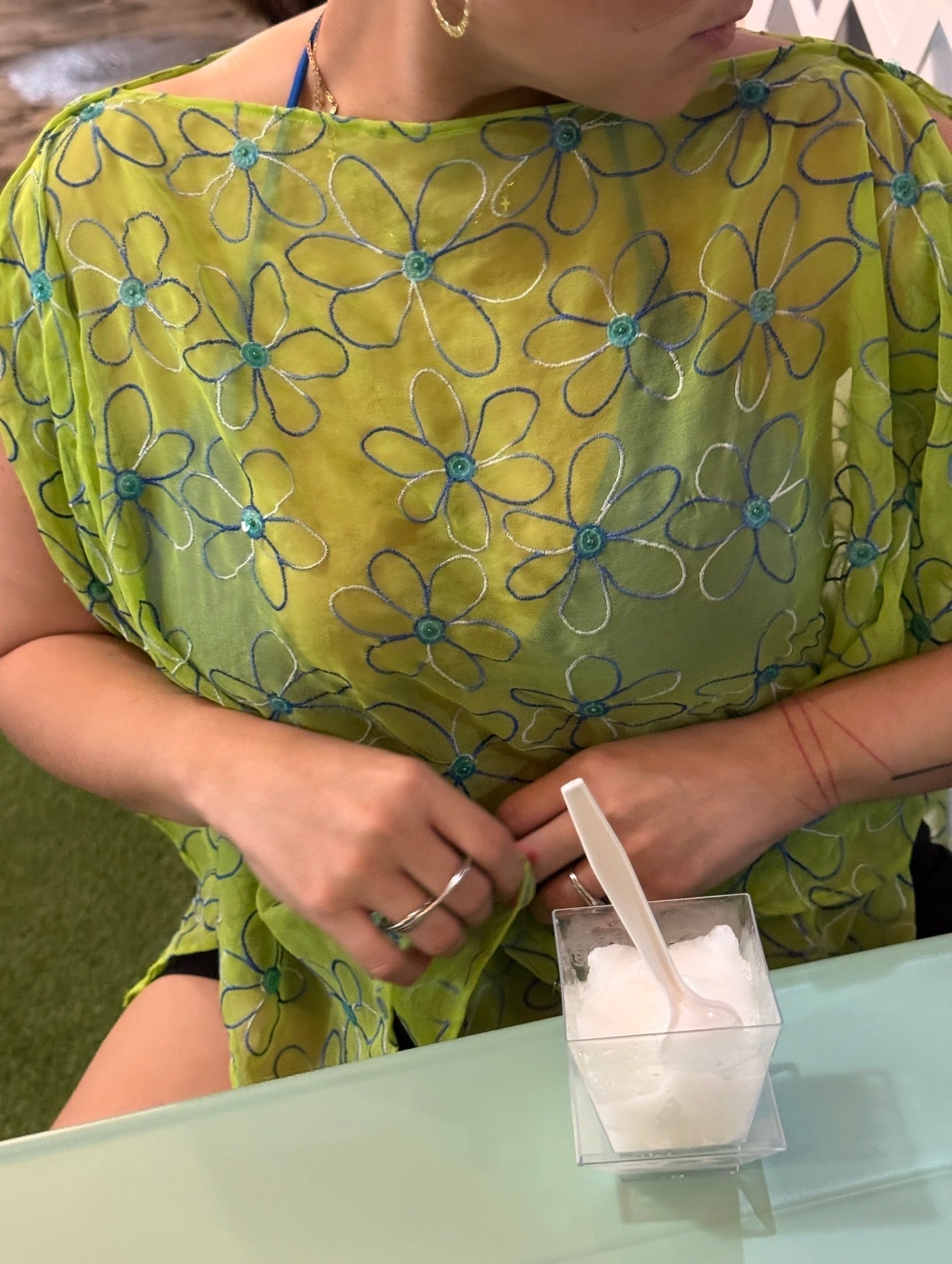 Glenda’s poncho - flores
